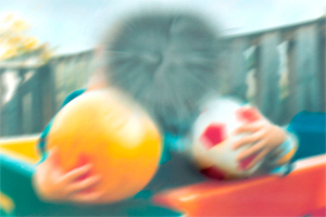 2 Kinder mit Ball - Sehvermögen bei Altersbedingter Makuladegeneration.